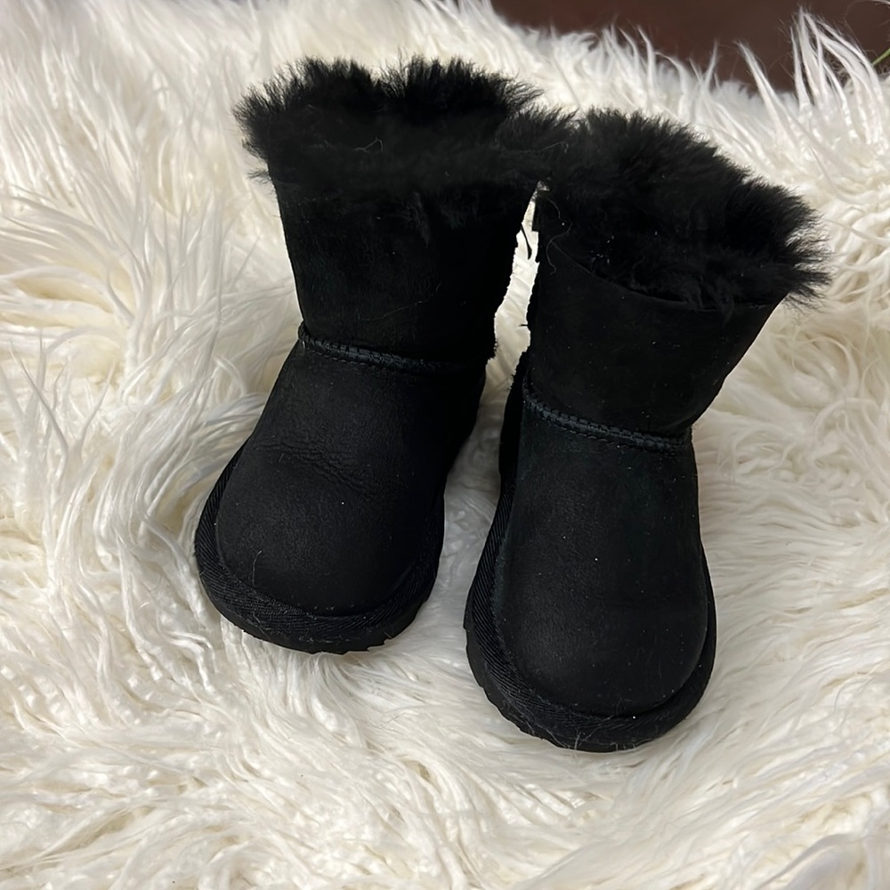 Black Mini Bailey Bow ll UGG boots size 7c